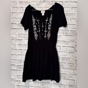Braeve Black Garment‎ size Medium white detail embroidery tassels and stretchy
